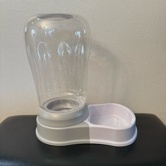 New. Automatic Pet/ Dog Water Bowl Dispenser 1.58 Gallon (6 L) – BPA-Free. Grey. - Picture 10 of 15